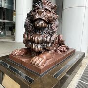 カ*て様 香港HSBC銀行 風水　ブロンズライオン像 2体セット非売品　獅子　箱 香港HSBC銀行 風水 ブロンズライオン像 2体セット非売品 獅子 箱