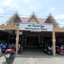 ナコンパトム駅