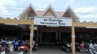 ナコンパトム駅