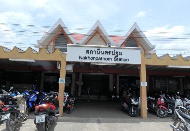 ナコンパトム駅