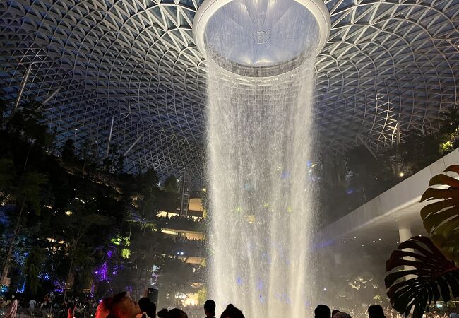 空港隣接のショッピングモール