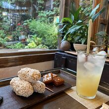 伝統菓子と冷たいお茶