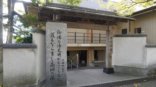 山門横に与謝野晶子の歌碑