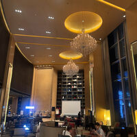 天井高いロビー。