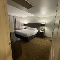 広々したベッド、ランプがフラダンスで可愛くて