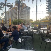 ハッピーアワーのプール沿いで開催