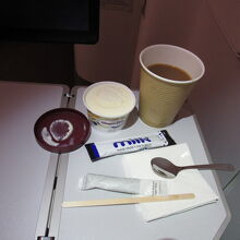 デザートにハーゲンダッツのアイスが出ました。