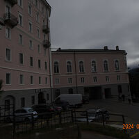 道路の上にあるカイザーホール