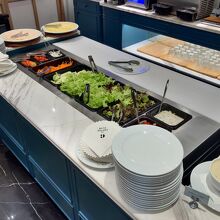 正面にサラダのブッフェ台