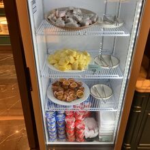 冷蔵庫には鉱物のパッションフルーツ、そして右下に納豆も！