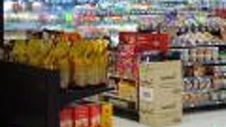 エスプラネード地階にある中級スーパーマーケット