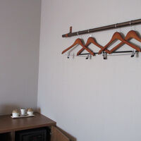 壁付けのハンガー。クローゼットはない。