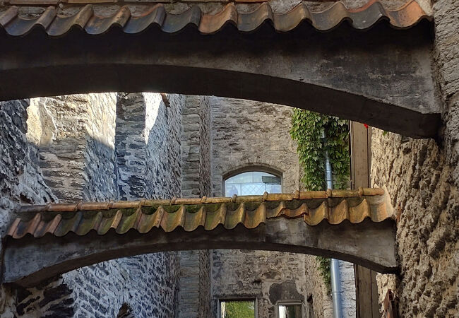 (おまとめ済み)外国未使用切手　エストニア　2010年　聖カタリーナ教会　1枚 人を繋ぐ、未来を繋ぐ、文化の生まれる美しき聖カタリーナの小径