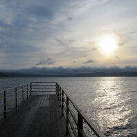 朝日が見える湖畔