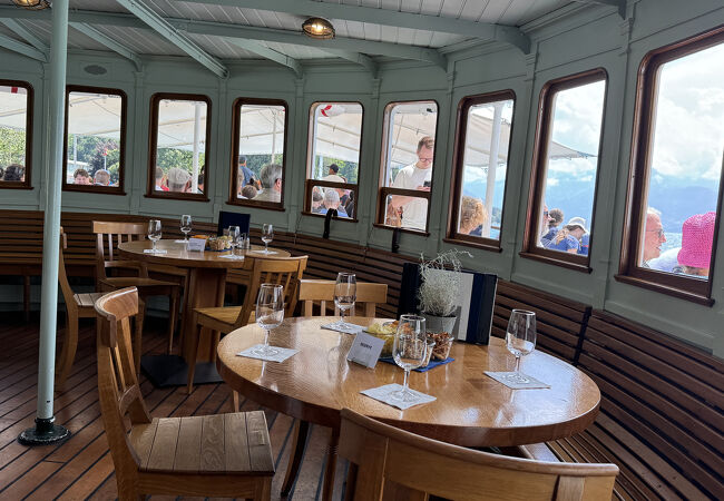 トゥーン湖遊覧船