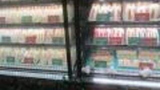 ガラスケースに入ったサンドイッチが並んでいます