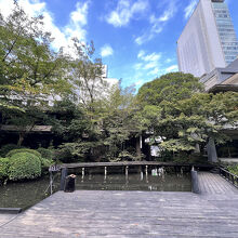 座るとこはない。