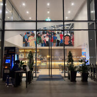 玄関前にはセキュリティースタッフ、館内には大きなイラスト