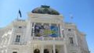 元は庶民的な劇場