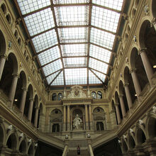 裁判所とは思えない建築