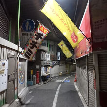 アーケード商店街なのだが通路は狭い