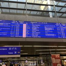 中央駅の掲示板。空港行きの列車には飛行機のマークがついてる