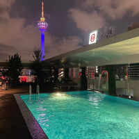 屋上のプールからKLタワーも見られます