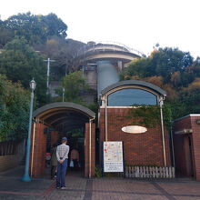 麓の斜行エレベーターの乗車口