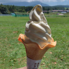 長門牧場ソフトクリームはすぐに溶け出すのでカップがおすすめ