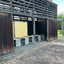 キャンプ場の施設。下の体育館で手続きする。