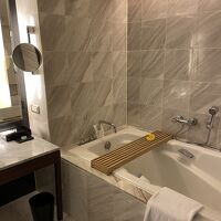 広めのバスタブ