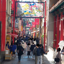 多くの人たちが行き交う