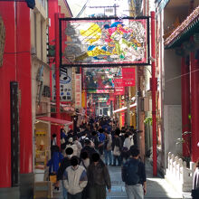 インバウンドのほか、修学旅行の学生らしき集団も多く見かけた