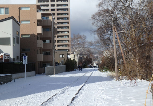 雪に埋もれる廃線跡