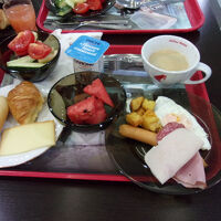 野菜類、卵、ソーセージなども並ぶ。