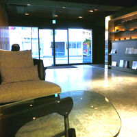 シャープなデザインのロビー