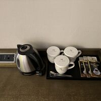 長テーブルの上にはティーセット