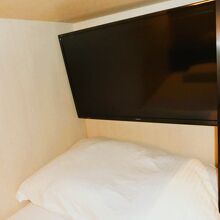 足元の大型４０インチＴＶ