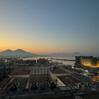 部屋からの眺望、ナポリ湾とベスビオ火山