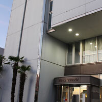 無料駐車場の脇から見上げた、外観です