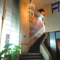 夜のフロントへの階段