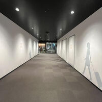 ホテル入口への道