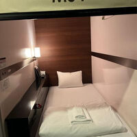 左側に鍵つき収納があります