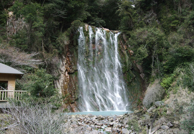 青白い温泉水が流れ落ちるという滝