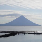 水平線に美しい稜線の開聞岳がどっしりと構えていて