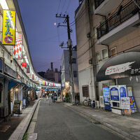 周りには飲み屋さんが多数