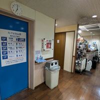 館内はこじんまり