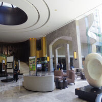 ガラス張りで明るいロビー