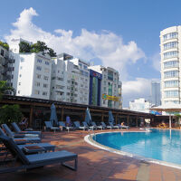 ビルに囲まれたプール