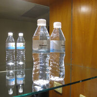 サービスのミネラルウォーター